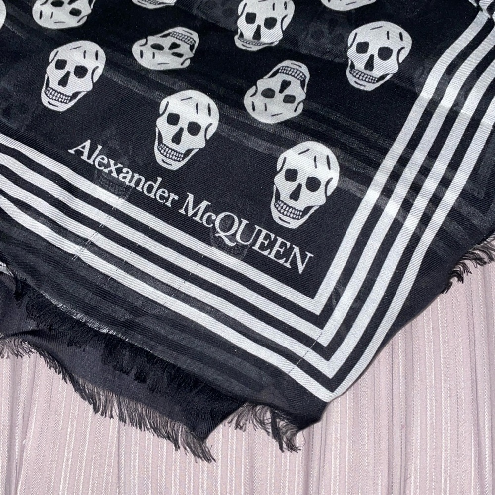 Alexander McQueen scarf skull print. Approx. 47.2" x 55.1" (120 x 140cm).